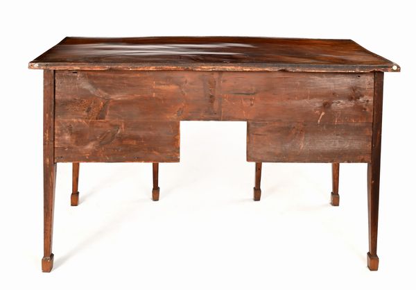 Sideboard in mogano con filettature ed intarsi in legni di frutto, Inghilterra, fine XVIII/inizio XIX secolo  - Asta Collezioni Private - Mobili, Oggetti d'Arte e Dipinti Antichi e del XIX Secolo - Associazione Nazionale - Case d'Asta italiane