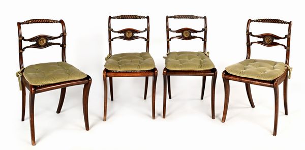 Quattro sedie Regency con finiture ornamentali in tolla dorata, Inghilterra, inizi del XIX secolo  - Asta Collezioni Private - Mobili, Oggetti d'Arte e Dipinti Antichi e del XIX Secolo - Associazione Nazionale - Case d'Asta italiane