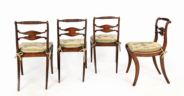 Quattro sedie Regency con finiture ornamentali in tolla dorata, Inghilterra, inizi del XIX secolo  - Asta Collezioni Private - Mobili, Oggetti d'Arte e Dipinti Antichi e del XIX Secolo - Associazione Nazionale - Case d'Asta italiane
