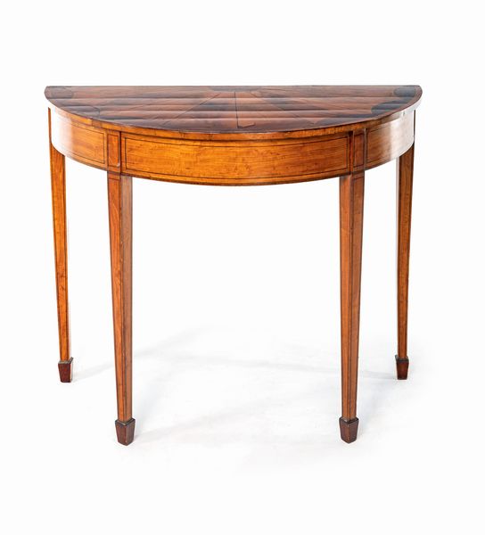 Sidetable a mezza luna in satinwood, Inghilterra, XIX secolo  - Asta Collezioni Private - Mobili, Oggetti d'Arte e Dipinti Antichi e del XIX Secolo - Associazione Nazionale - Case d'Asta italiane