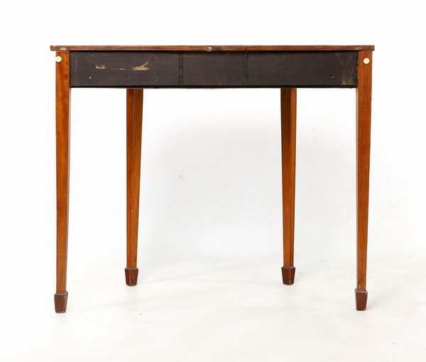 Sidetable a mezza luna in satinwood, Inghilterra, XIX secolo  - Asta Collezioni Private - Mobili, Oggetti d'Arte e Dipinti Antichi e del XIX Secolo - Associazione Nazionale - Case d'Asta italiane