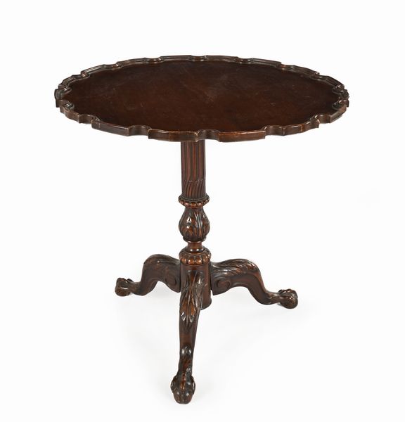 Tavolino in mogano con piano circolare caratterizzato da incavi lungo la circonferenza, Inghilterra, fine XIX secolo  - Asta Collezioni Private - Mobili, Oggetti d'Arte e Dipinti Antichi e del XIX Secolo - Associazione Nazionale - Case d'Asta italiane
