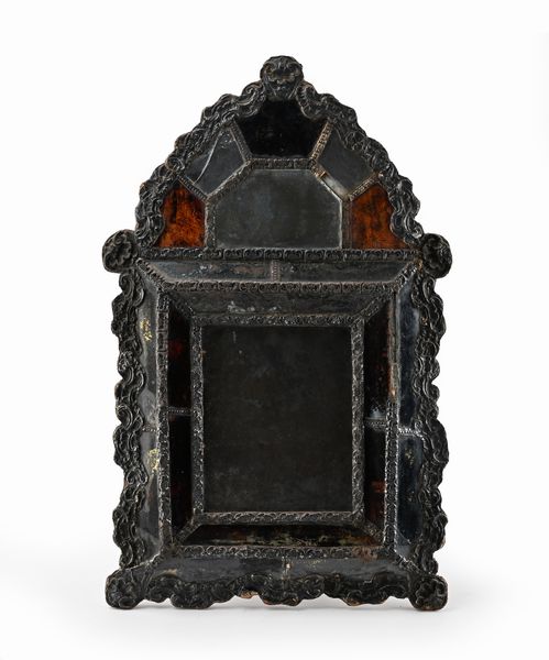 Piccola specchiera in legno e lamina di metallo argentato sbalzato, Olanda, XVIII secolo  - Asta Collezioni Private - Mobili, Oggetti d'Arte e Dipinti Antichi e del XIX Secolo - Associazione Nazionale - Case d'Asta italiane