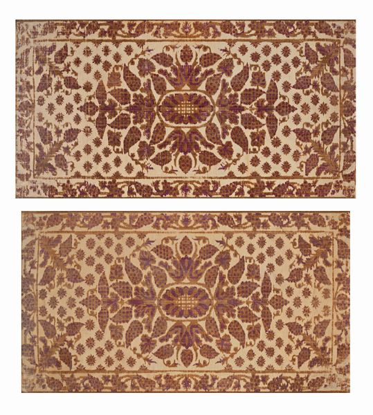 Due antichi esemplari tessili in velluto operato entro cornici in ottone  - Asta Collezioni Private - Mobili, Oggetti d'Arte e Dipinti Antichi e del XIX Secolo - Associazione Nazionale - Case d'Asta italiane