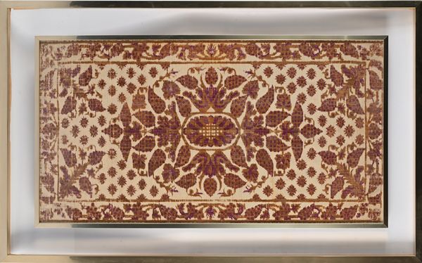 Due antichi esemplari tessili in velluto operato entro cornici in ottone  - Asta Collezioni Private - Mobili, Oggetti d'Arte e Dipinti Antichi e del XIX Secolo - Associazione Nazionale - Case d'Asta italiane