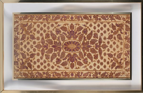 Due antichi esemplari tessili in velluto operato entro cornici in ottone  - Asta Collezioni Private - Mobili, Oggetti d'Arte e Dipinti Antichi e del XIX Secolo - Associazione Nazionale - Case d'Asta italiane