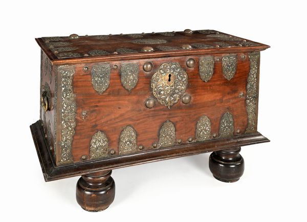 Cassone in legno con applicazioni in rame ed ottone incisi, arte coloniale indo-portoghese, XVIII secolo  - Asta Collezioni Private - Mobili, Oggetti d'Arte e Dipinti Antichi e del XIX Secolo - Associazione Nazionale - Case d'Asta italiane