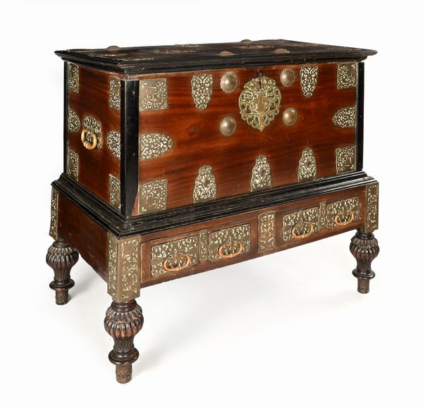 Cassone in legno con base ed applicazioni in ottone e rame, probabilmente realizzato nelle colonie olandesi, per i Paesi Bassi, fine XVII/inizi XVIII secolo  - Asta Collezioni Private - Mobili, Oggetti d'Arte e Dipinti Antichi e del XIX Secolo - Associazione Nazionale - Case d'Asta italiane