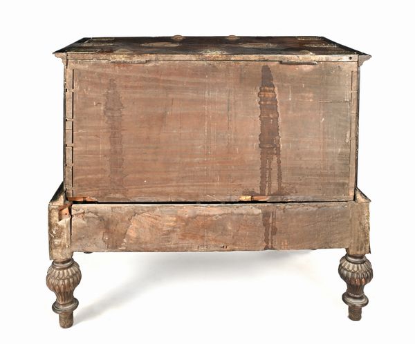 Cassone in legno con base ed applicazioni in ottone e rame, probabilmente realizzato nelle colonie olandesi, per i Paesi Bassi, fine XVII/inizi XVIII secolo  - Asta Collezioni Private - Mobili, Oggetti d'Arte e Dipinti Antichi e del XIX Secolo - Associazione Nazionale - Case d'Asta italiane