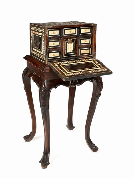 Stipo in legno ebanizzato con intarsi in osso, arte coloniale indo inglese, XVIII secolo  - Asta Collezioni Private - Mobili, Oggetti d'Arte e Dipinti Antichi e del XIX Secolo - Associazione Nazionale - Case d'Asta italiane