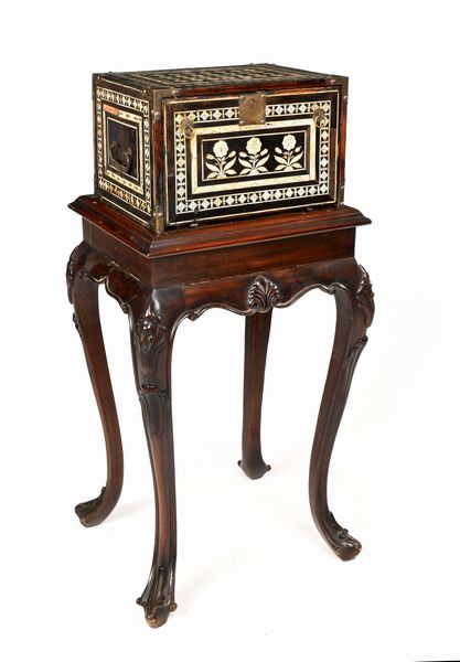 Stipo in legno ebanizzato con intarsi in osso, arte coloniale indo inglese, XVIII secolo  - Asta Collezioni Private - Mobili, Oggetti d'Arte e Dipinti Antichi e del XIX Secolo - Associazione Nazionale - Case d'Asta italiane