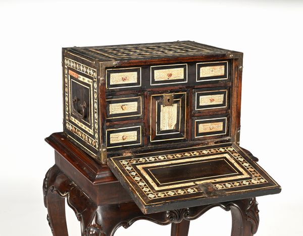 Stipo in legno ebanizzato con intarsi in osso, arte coloniale indo inglese, XVIII secolo  - Asta Collezioni Private - Mobili, Oggetti d'Arte e Dipinti Antichi e del XIX Secolo - Associazione Nazionale - Case d'Asta italiane