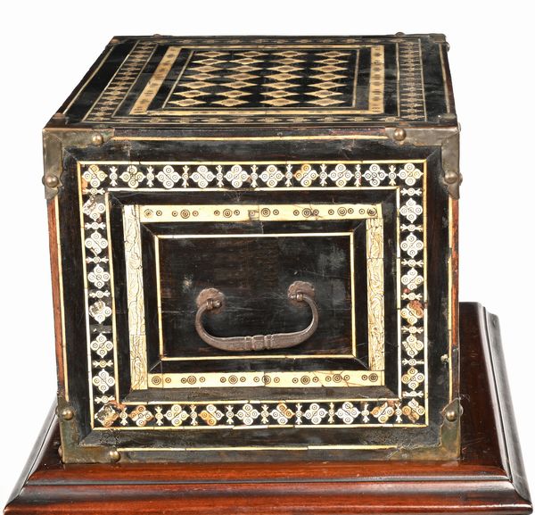 Stipo in legno ebanizzato con intarsi in osso, arte coloniale indo inglese, XVIII secolo  - Asta Collezioni Private - Mobili, Oggetti d'Arte e Dipinti Antichi e del XIX Secolo - Associazione Nazionale - Case d'Asta italiane