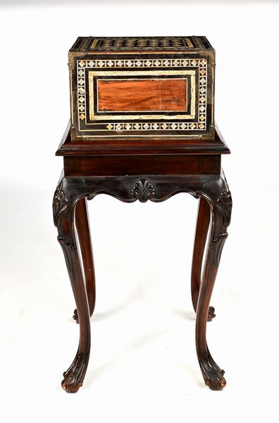 Stipo in legno ebanizzato con intarsi in osso, arte coloniale indo inglese, XVIII secolo  - Asta Collezioni Private - Mobili, Oggetti d'Arte e Dipinti Antichi e del XIX Secolo - Associazione Nazionale - Case d'Asta italiane