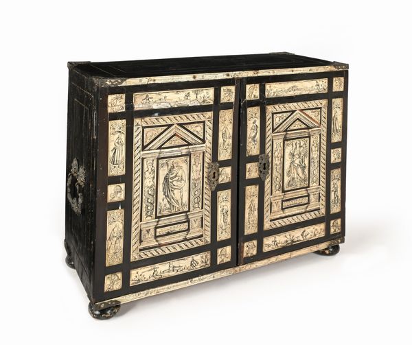 Stipo in legno ebanizzato con placche in osso pirografato, Germania, XVII secolo  - Asta Collezioni Private - Mobili, Oggetti d'Arte e Dipinti Antichi e del XIX Secolo - Associazione Nazionale - Case d'Asta italiane