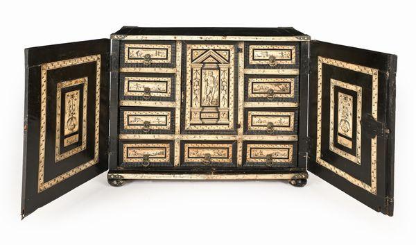 Stipo in legno ebanizzato con placche in osso pirografato, Germania, XVII secolo  - Asta Collezioni Private - Mobili, Oggetti d'Arte e Dipinti Antichi e del XIX Secolo - Associazione Nazionale - Case d'Asta italiane