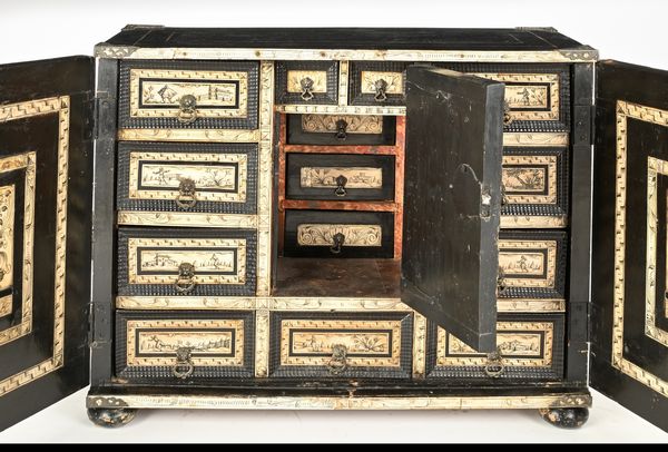 Stipo in legno ebanizzato con placche in osso pirografato, Germania, XVII secolo  - Asta Collezioni Private - Mobili, Oggetti d'Arte e Dipinti Antichi e del XIX Secolo - Associazione Nazionale - Case d'Asta italiane