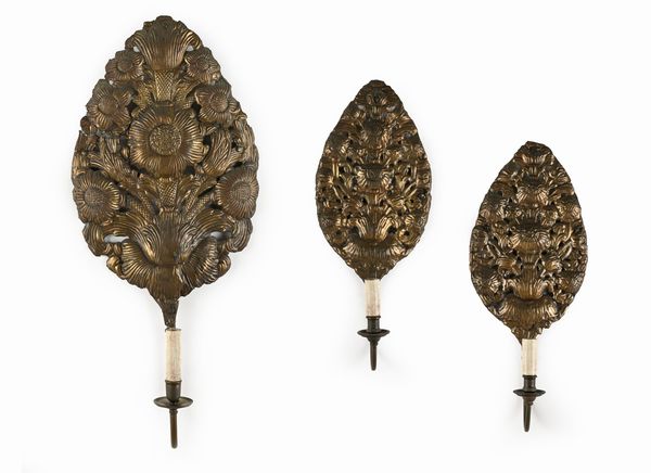 Tre palme in metallo sbalzato e dorato, XVIII/XIX secolo  - Asta Collezioni Private - Mobili, Oggetti d'Arte e Dipinti Antichi e del XIX Secolo - Associazione Nazionale - Case d'Asta italiane