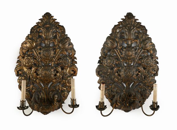 Coppia di grandi appliques a due luci in metallo sbalzato a motivi floreali, Olanda, fine del XVIII secolo  - Asta Collezioni Private - Mobili, Oggetti d'Arte e Dipinti Antichi e del XIX Secolo - Associazione Nazionale - Case d'Asta italiane