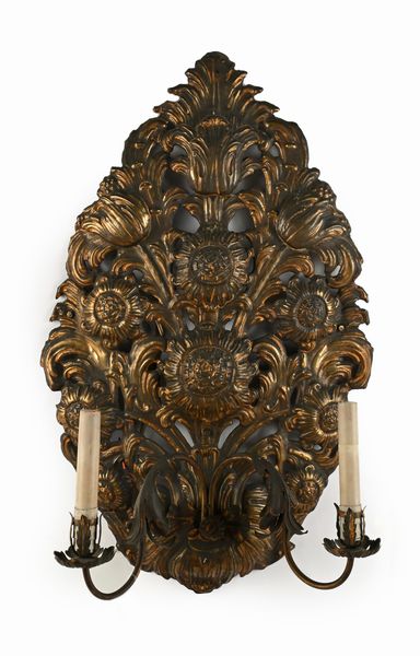 Coppia di grandi appliques a due luci in metallo sbalzato a motivi floreali, Olanda, fine del XVIII secolo  - Asta Collezioni Private - Mobili, Oggetti d'Arte e Dipinti Antichi e del XIX Secolo - Associazione Nazionale - Case d'Asta italiane
