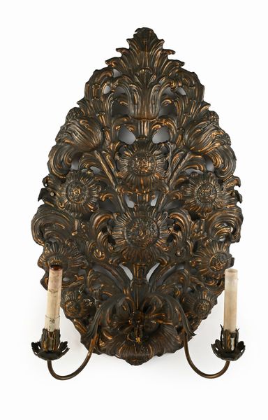 Coppia di grandi appliques a due luci in metallo sbalzato a motivi floreali, Olanda, fine del XVIII secolo  - Asta Collezioni Private - Mobili, Oggetti d'Arte e Dipinti Antichi e del XIX Secolo - Associazione Nazionale - Case d'Asta italiane