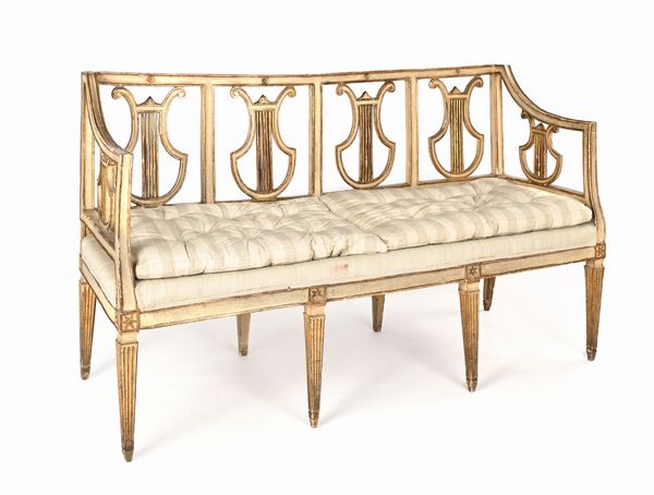Divanetto in legno laccato bianco e oro, Toscana, XVIII secolo  - Asta Collezioni Private - Mobili, Oggetti d'Arte e Dipinti Antichi e del XIX Secolo - Associazione Nazionale - Case d'Asta italiane