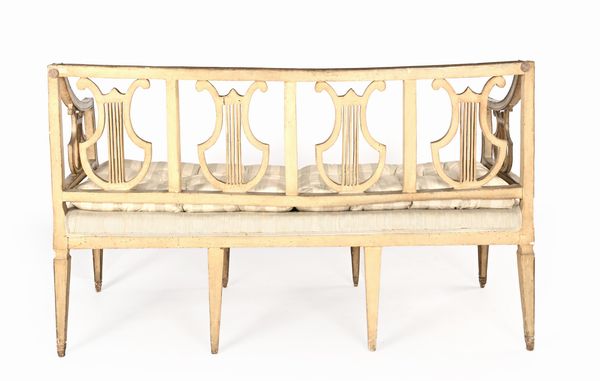 Divanetto in legno laccato bianco e oro, Toscana, XVIII secolo  - Asta Collezioni Private - Mobili, Oggetti d'Arte e Dipinti Antichi e del XIX Secolo - Associazione Nazionale - Case d'Asta italiane