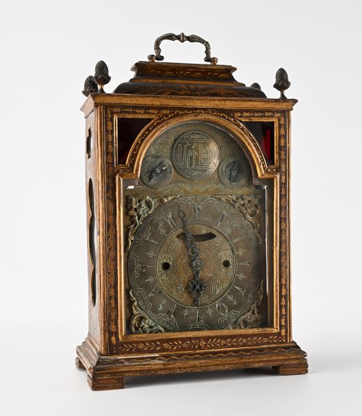 Pendola da tavolo in legno laccato e dorato, XVIII secolo  - Asta Collezioni Private - Mobili, Oggetti d'Arte e Dipinti Antichi e del XIX Secolo - Associazione Nazionale - Case d'Asta italiane