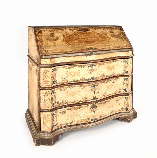 Cassettone a ribalta in legno laccato e dipinto, Veneto, XVIII secolo  - Asta Collezioni Private - Mobili, Oggetti d'Arte e Dipinti Antichi e del XIX Secolo - Associazione Nazionale - Case d'Asta italiane