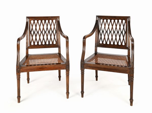 Coppia di poltrone in noce, Veneto, XVIII secolo  - Asta Collezioni Private - Mobili, Oggetti d'Arte e Dipinti Antichi e del XIX Secolo - Associazione Nazionale - Case d'Asta italiane
