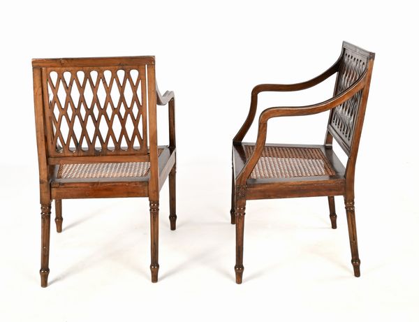 Coppia di poltrone in noce, Veneto, XVIII secolo  - Asta Collezioni Private - Mobili, Oggetti d'Arte e Dipinti Antichi e del XIX Secolo - Associazione Nazionale - Case d'Asta italiane