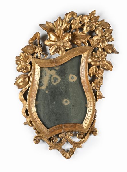 Piccola specchiera in legno intagliato e dorato, XIX secolo  - Asta Collezioni Private - Mobili, Oggetti d'Arte e Dipinti Antichi e del XIX Secolo - Associazione Nazionale - Case d'Asta italiane