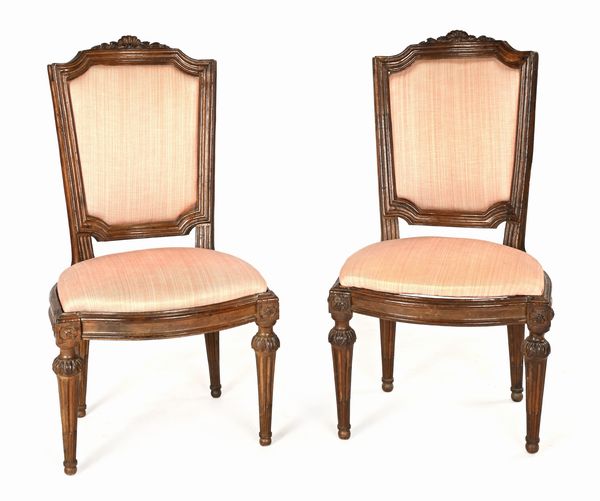 Coppia di sedie in noce, fine del XVIII secolo  - Asta Collezioni Private - Mobili, Oggetti d'Arte e Dipinti Antichi e del XIX Secolo - Associazione Nazionale - Case d'Asta italiane