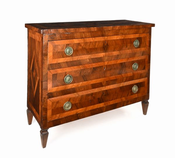 Cassettone in noce e radica con intarsi, Lucca, fine del XVIII secolo  - Asta Collezioni Private - Mobili, Oggetti d'Arte e Dipinti Antichi e del XIX Secolo - Associazione Nazionale - Case d'Asta italiane