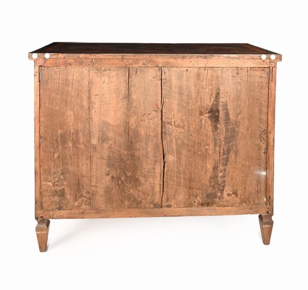 Cassettone in noce e radica con intarsi, Lucca, fine del XVIII secolo  - Asta Collezioni Private - Mobili, Oggetti d'Arte e Dipinti Antichi e del XIX Secolo - Associazione Nazionale - Case d'Asta italiane