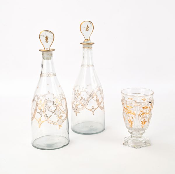 Coppia di bottiglie in vetro soffiato con tappo e decoro in oro dato a freddo, XIX secolo  - Asta Collezioni Private - Mobili, Oggetti d'Arte e Dipinti Antichi e del XIX Secolo - Associazione Nazionale - Case d'Asta italiane