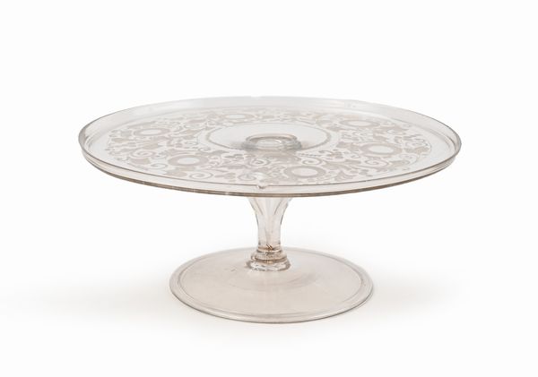 Alzata in vetro incolore con decorazione satinata  - Asta Collezioni Private - Mobili, Oggetti d'Arte e Dipinti Antichi e del XIX Secolo - Associazione Nazionale - Case d'Asta italiane