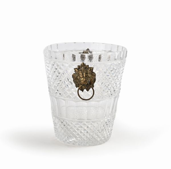 Rinfresca bottiglia in cristallo intagliato, inizi XX secolo  - Asta Collezioni Private - Mobili, Oggetti d'Arte e Dipinti Antichi e del XIX Secolo - Associazione Nazionale - Case d'Asta italiane