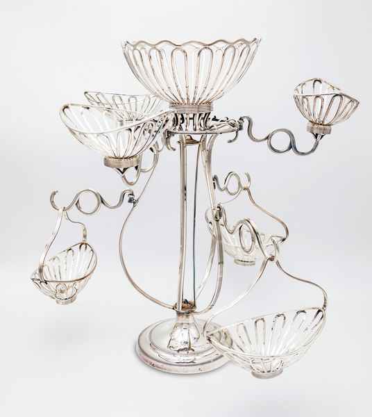 Epergne in metallo argentato, probabilmente Stati Uniti dAmerica, XX secolo  - Asta Collezioni Private - Mobili, Oggetti d'Arte e Dipinti Antichi e del XIX Secolo - Associazione Nazionale - Case d'Asta italiane
