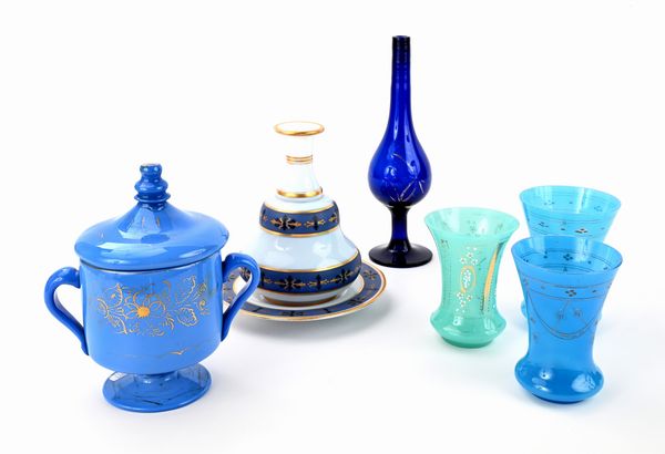 Lotto composto da sei oggetti in vetro opalino, fine XIX/inizio XX secolo  - Asta Collezioni Private - Mobili, Oggetti d'Arte e Dipinti Antichi e del XIX Secolo - Associazione Nazionale - Case d'Asta italiane