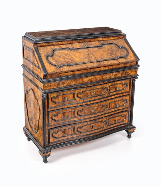 Cassettone a ribalta in radica di noce, Lombardia, XVIII secolo  - Asta Collezioni Private - Mobili, Oggetti d'Arte e Dipinti Antichi e del XIX Secolo - Associazione Nazionale - Case d'Asta italiane
