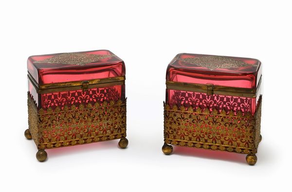 Coppia di scatole portagioie in cristallo rosso molato e metallo dorato, Francia, inizi XX secolo  - Asta Collezioni Private - Mobili, Oggetti d'Arte e Dipinti Antichi e del XIX Secolo - Associazione Nazionale - Case d'Asta italiane