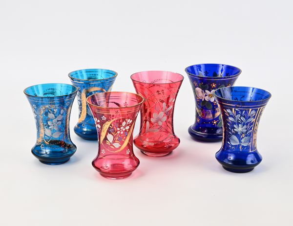 Sei bicchieri in vetro colorato e dipinto a motivi floreali, Boemia, XX secolo  - Asta Collezioni Private - Mobili, Oggetti d'Arte e Dipinti Antichi e del XIX Secolo - Associazione Nazionale - Case d'Asta italiane