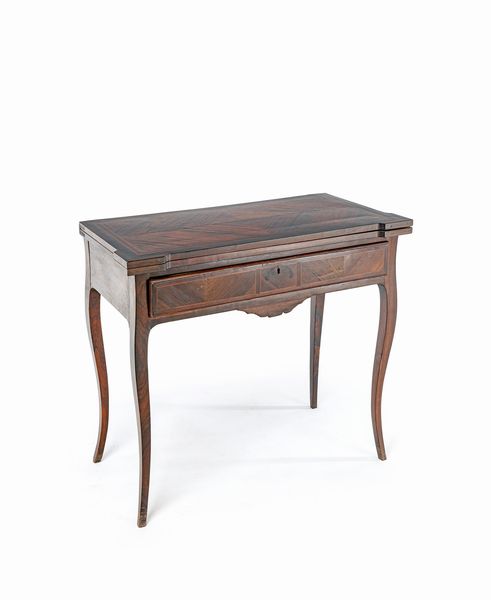 Tavolino da gioco in palissandro e altri legni, Italia settentrionale, XVIII secolo  - Asta Collezioni Private - Mobili, Oggetti d'Arte e Dipinti Antichi e del XIX Secolo - Associazione Nazionale - Case d'Asta italiane