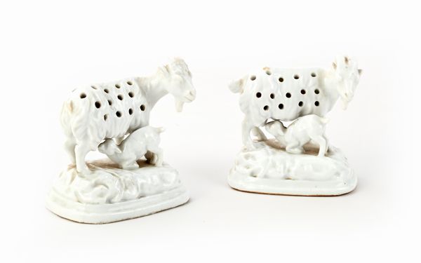 Coppia di portastecchini in ceramica bianca, XIX secolo  - Asta Collezioni Private - Mobili, Oggetti d'Arte e Dipinti Antichi e del XIX Secolo - Associazione Nazionale - Case d'Asta italiane