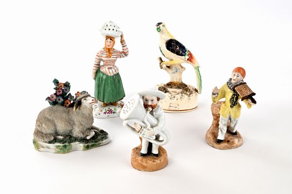 Cinque figure in terraglia e in porcellana policroma, varie manifatture, XIX secolo  - Asta Collezioni Private - Mobili, Oggetti d'Arte e Dipinti Antichi e del XIX Secolo - Associazione Nazionale - Case d'Asta italiane