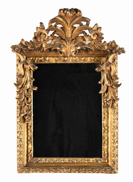 Piccola specchiera in legno intagliato e dorato, XVIII secolo  - Asta Collezioni Private - Mobili, Oggetti d'Arte e Dipinti Antichi e del XIX Secolo - Associazione Nazionale - Case d'Asta italiane