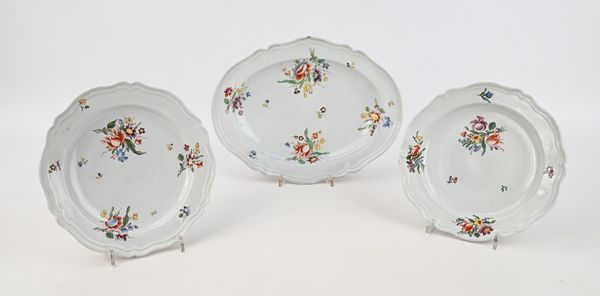 Due piatti e un vassoio in ceramica, manifattura Ginori, Doccia, XVIII secolo  - Asta Collezioni Private - Mobili, Oggetti d'Arte e Dipinti Antichi e del XIX Secolo - Associazione Nazionale - Case d'Asta italiane