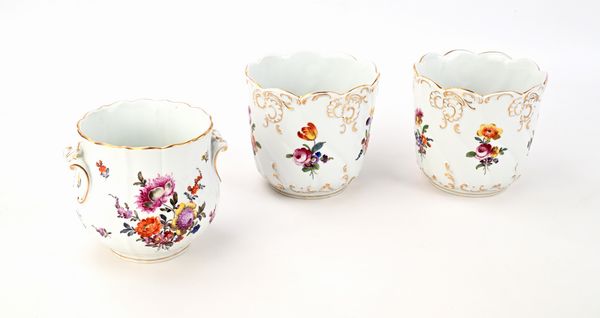 Tre cache-pots in porcellana policroma con lumeggiature dorate, Vienna XVIII secolo  - Asta Collezioni Private - Mobili, Oggetti d'Arte e Dipinti Antichi e del XIX Secolo - Associazione Nazionale - Case d'Asta italiane