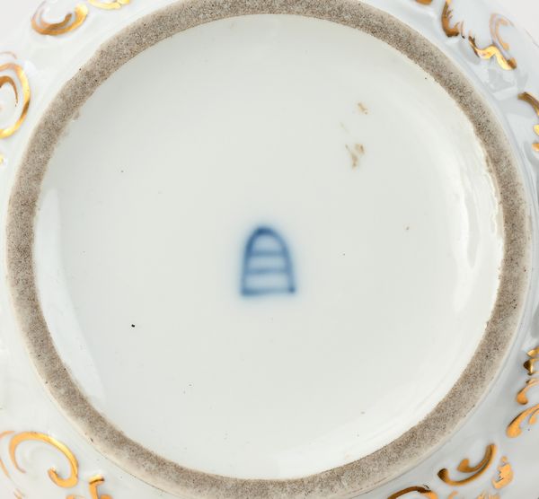 Tre cache-pots in porcellana policroma con lumeggiature dorate, Vienna XVIII secolo  - Asta Collezioni Private - Mobili, Oggetti d'Arte e Dipinti Antichi e del XIX Secolo - Associazione Nazionale - Case d'Asta italiane